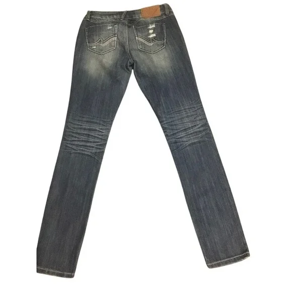 Almost Famous Women's Size 5 Distressed Whiskered Denim Jeans Ripped Streetwear - Picture 2 of 7